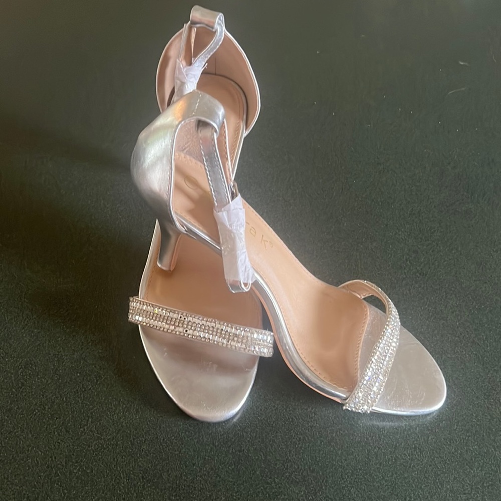 NEW NEVER WORN silver Allegra k heels